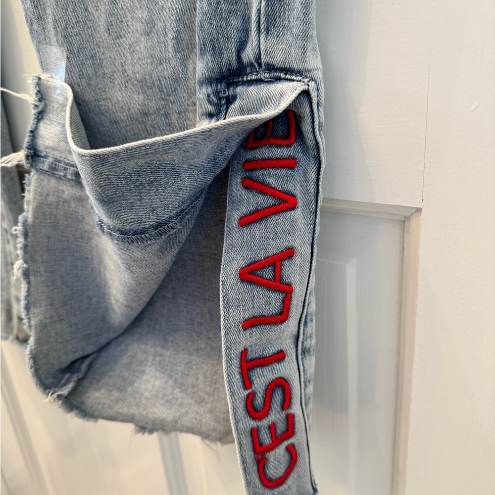 Akira rare cest la vie jeans. Light wash fringed hem
Like new - Picture 4 of 13